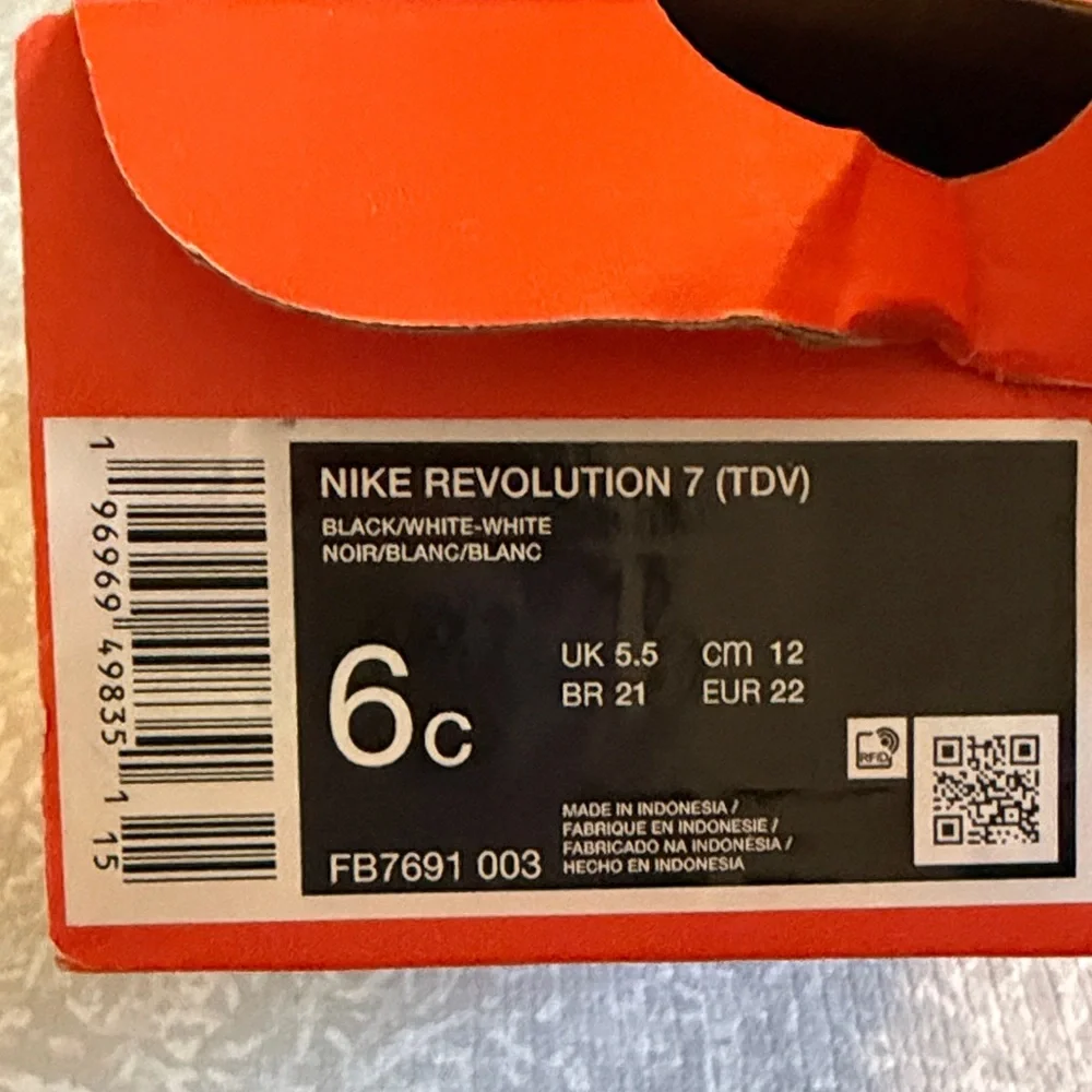 Nike Revolution 7 - Tanjun - Child Black and White Sneakers - size 6c - Like New - Picture 6 of 6